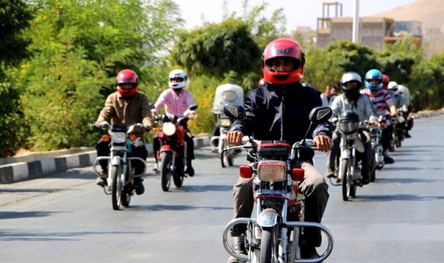 اهدای کلاه ایمنی به موتور سیکلت سواران در سیریک