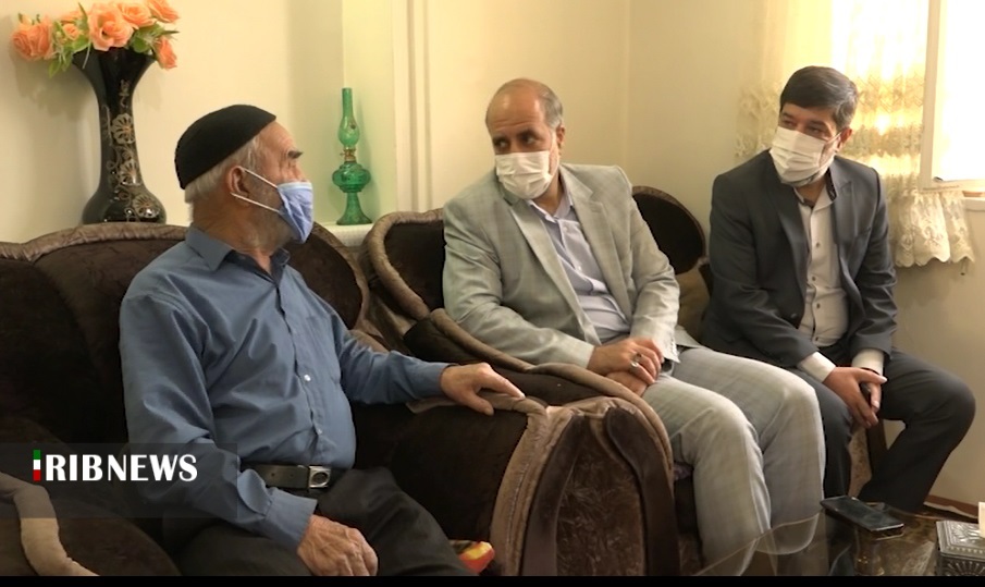 دیدار مدیرکل صدا و سیمای همدان با خانواده شهید نیروی انتظامی