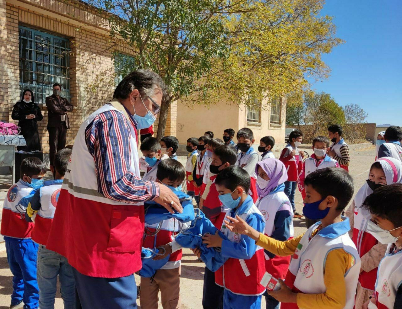 اعزام کاروان سلامت هلال احمر در روستای نصرت آباد بخش کدکن