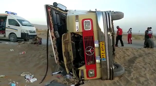 ۱۸ مصدوم در حادثه واژگونی مینی بوس در جاده مرنجاب آران و بیدگل