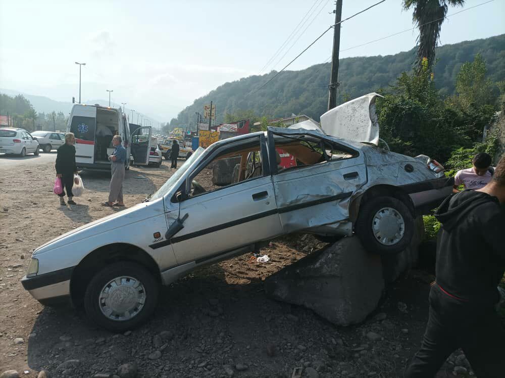 واژگونی پژو در امام زاده هاشم رشت و مصدوم شدن ۴ نفر