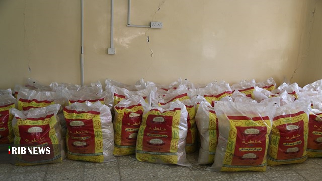 بسته‌های موادغذایی به دست زلزله زدگان اندیکا می‌رسند