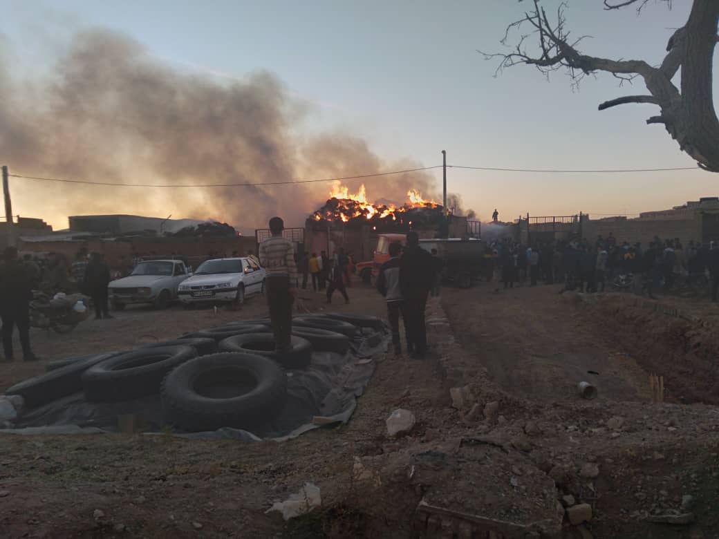 زبانه آتش در واحد دامداری در شهر بهمن