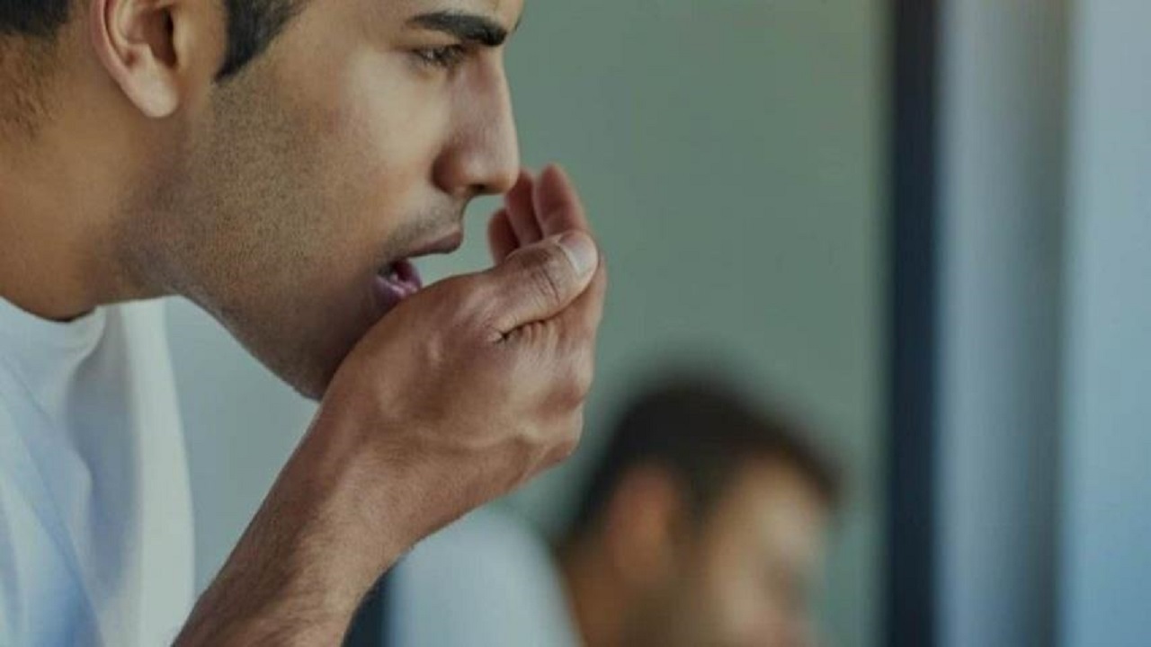 عادات اشتباه زندگی عامل بوی بد دهان