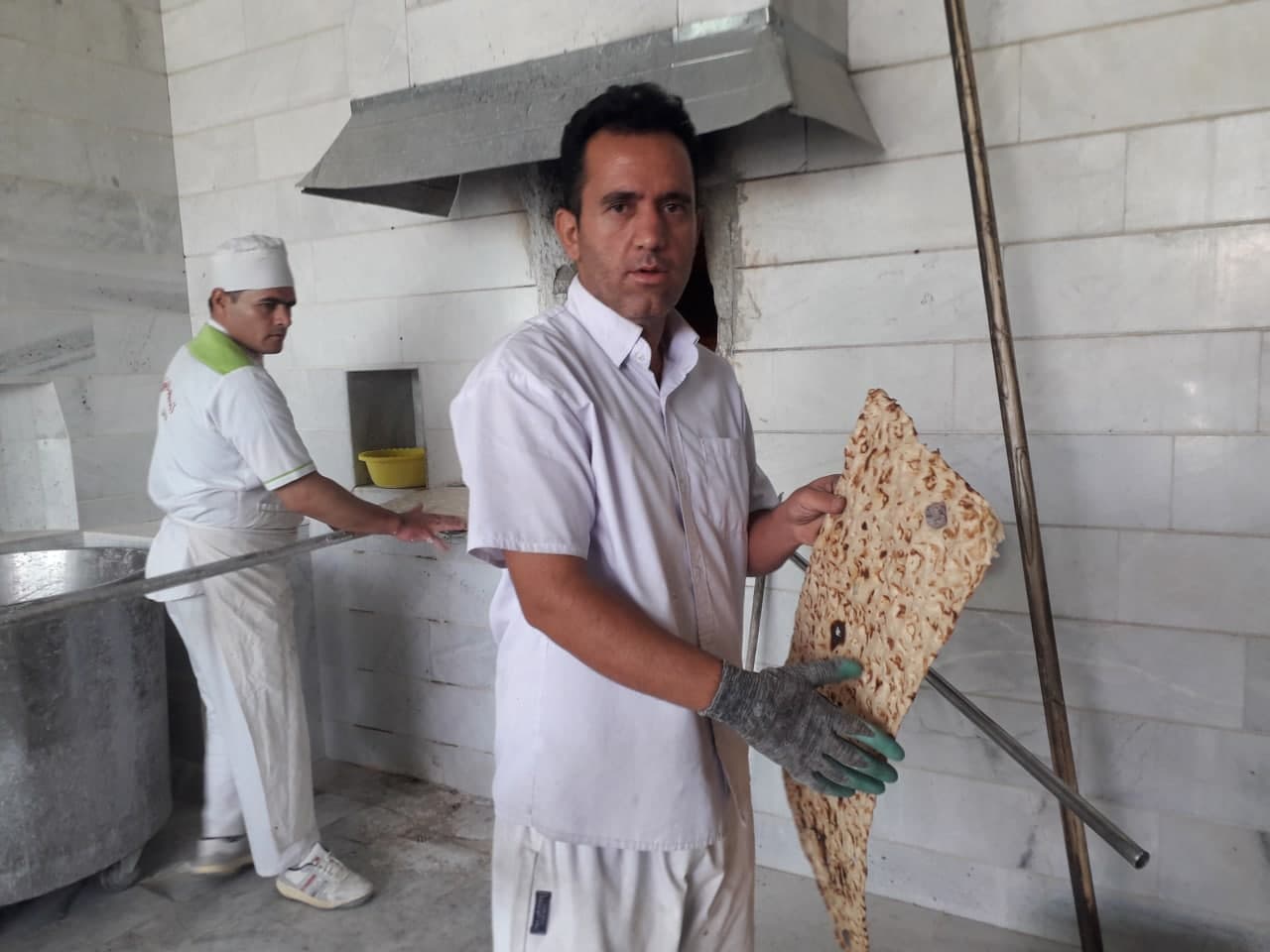 توزیع 20 هزار قرص نان نذری در بردسکن