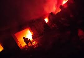 مهار آتش سوزی نمایشگاه مبلمان در ورزشگاه مجدیان دزفول