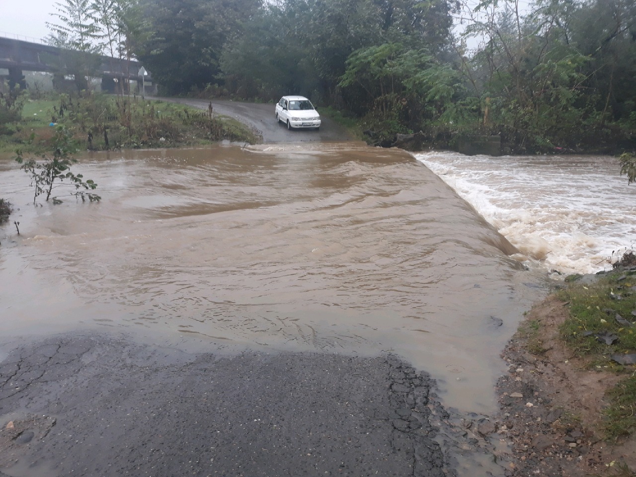 بارش سیل آسای باران و قطع راه ۲ روستا در فومن