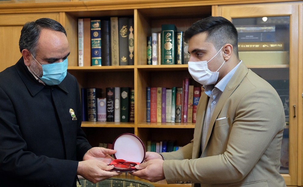 اهدای مدال طلای وزنه‌برداری رسول معتمدی به موزه آستان قدس رضوی