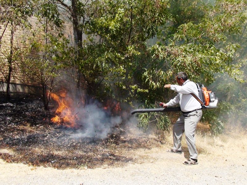 اهدا ۳ دستگاه دمنده مهار آتش به منابع طبیعی لارستان