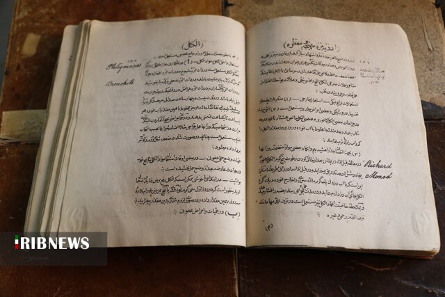 اهدای مجموعه کتاب‌های تاریخی با موضوع طب و طبابت به مرکز اسناد همدان