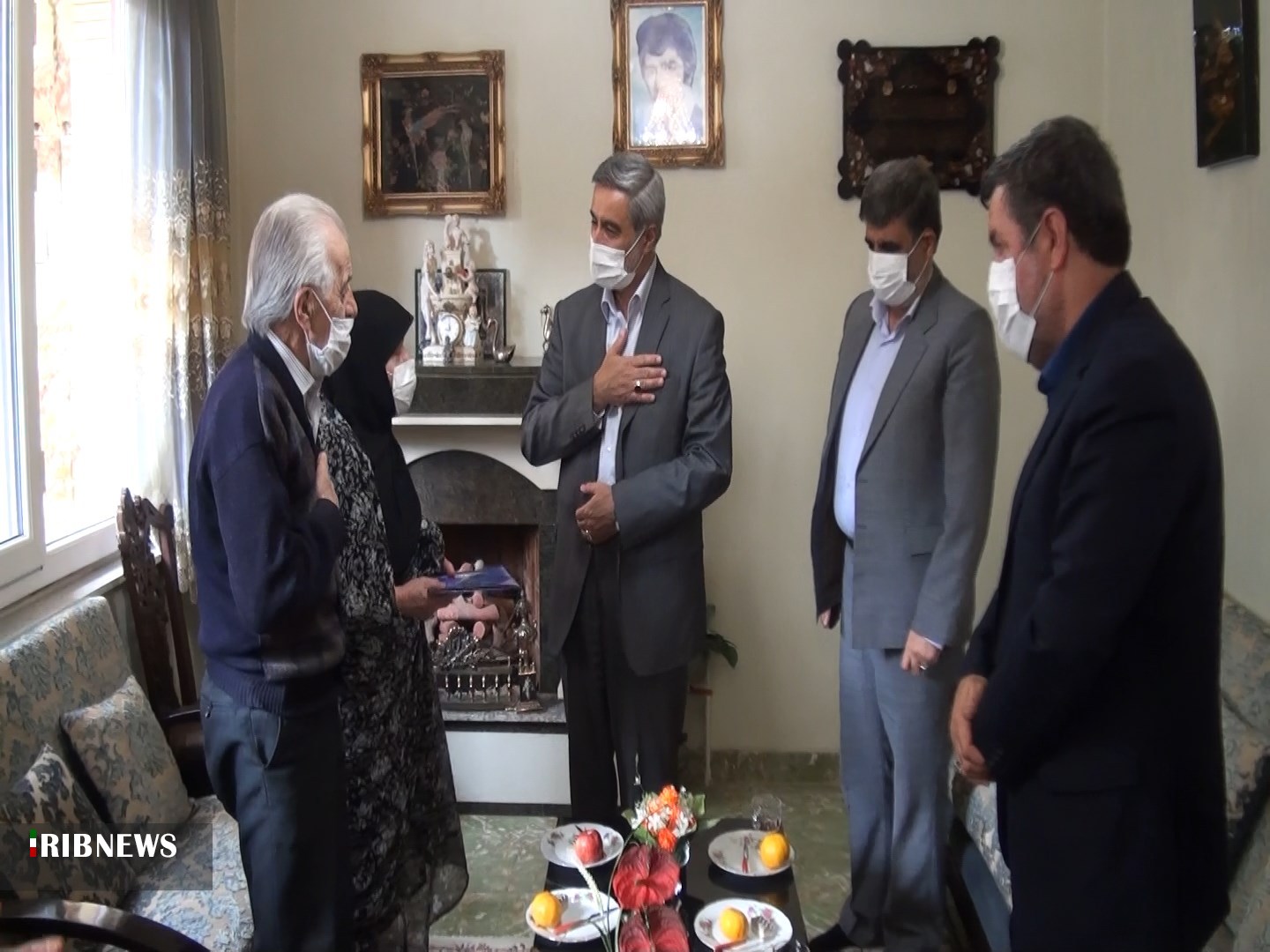 دیدار استاندار همدان با خانواده شهید حسین شکراییان