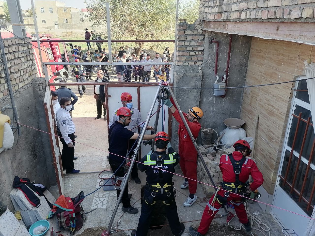 نجات کودک ۱۲ ساله از داخل چاه ۸ متری در نیشابور