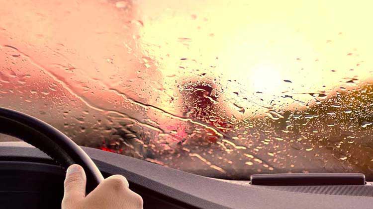 باید‌ها و نباید‌های رانندگی در هوای بارانی