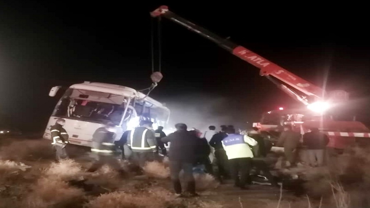 یک کشته و ۱۷ مصدوم در واژگونی اتوبوس اصفهان به بندرعباس