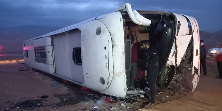 سه مجروح در واژگونی اتوبوس مسافربری در جاده همدان- ملایر