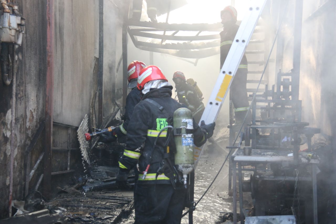 آتش گرفتن یک کارگاه تولیدی در حومه رشت