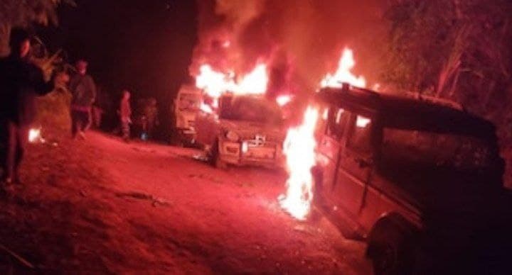 آتش زدن خودرو‌های پلیس هند در ایالت ناگالند