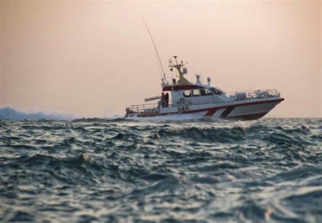 نجات ۴ سرنشین قایق غیر مجاز در بندر تیاب میناب