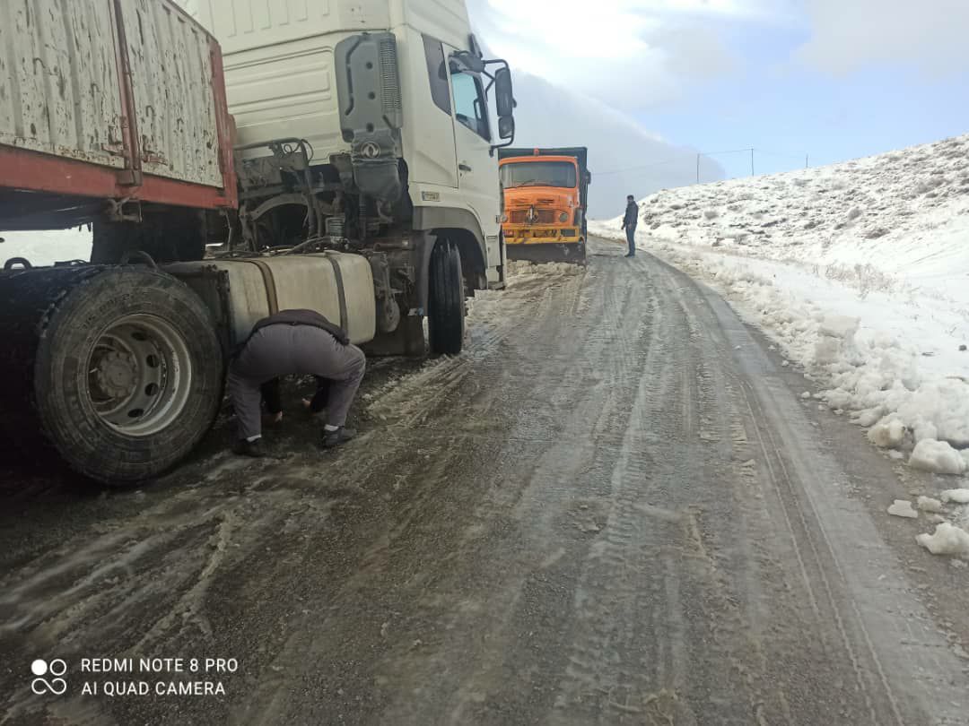 بارش برف در محور اشنویه به مرگور