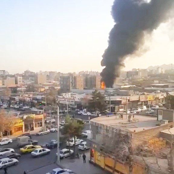 مهار آتش‌سوزی انبار لوازم پلاستیکی در شرق مشهد