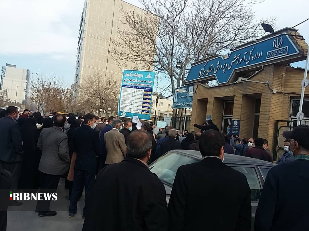 تجمع جمعی از فرهنگیان مقابل اداره کل آموزش و پرورش استان مرکزی