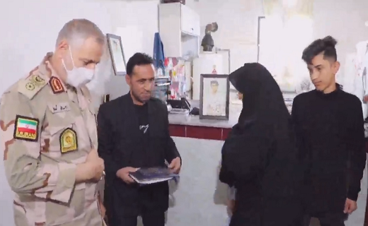 دیدار فرمانده مرزبانی ناجا از خانواده شهید مدافع وطن