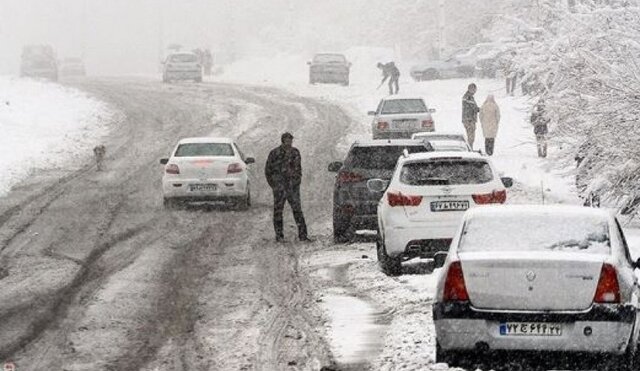کولاک برف و کندی تردد در محورهای مواصلاتی استان
