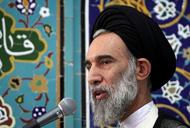 تاکید امام جمعه موقت اصفهان بر تلاش مسئولان در بهبود وضعیت اقتصادی مردم