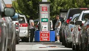 تجمع اعتراضی در برابر پمپ بنزین‌های آمریکا