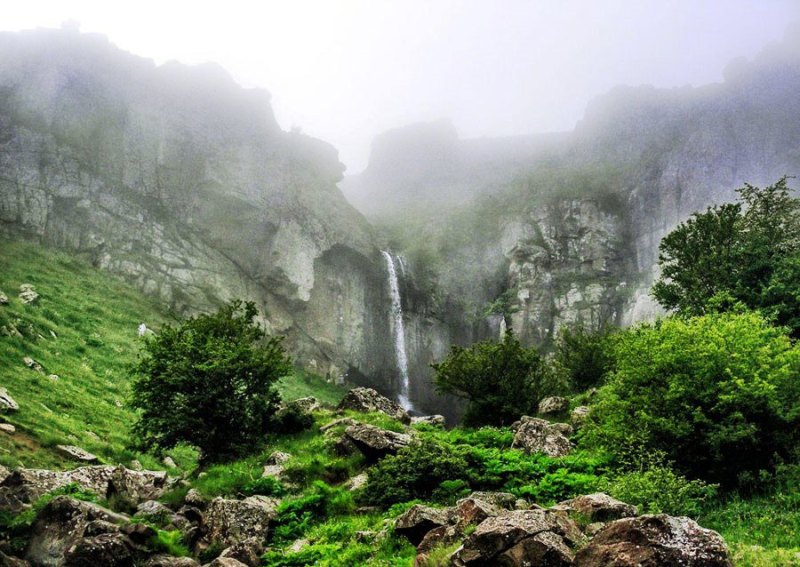 آبشار ورزان؛ نگینی درخشان در طبیعت سرسبز گیلان