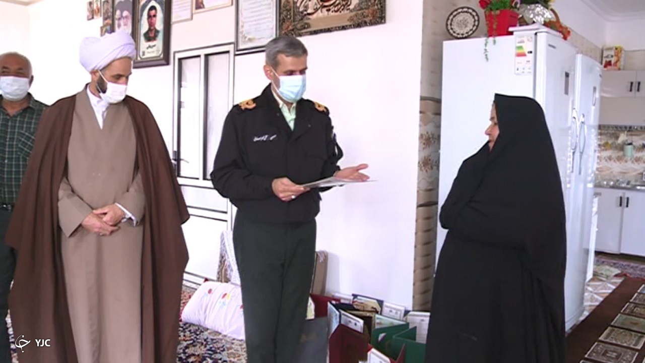 فرمانده انتظامی استان با خانواده شهید نیروی انتظامی خنداب دیدار کرد