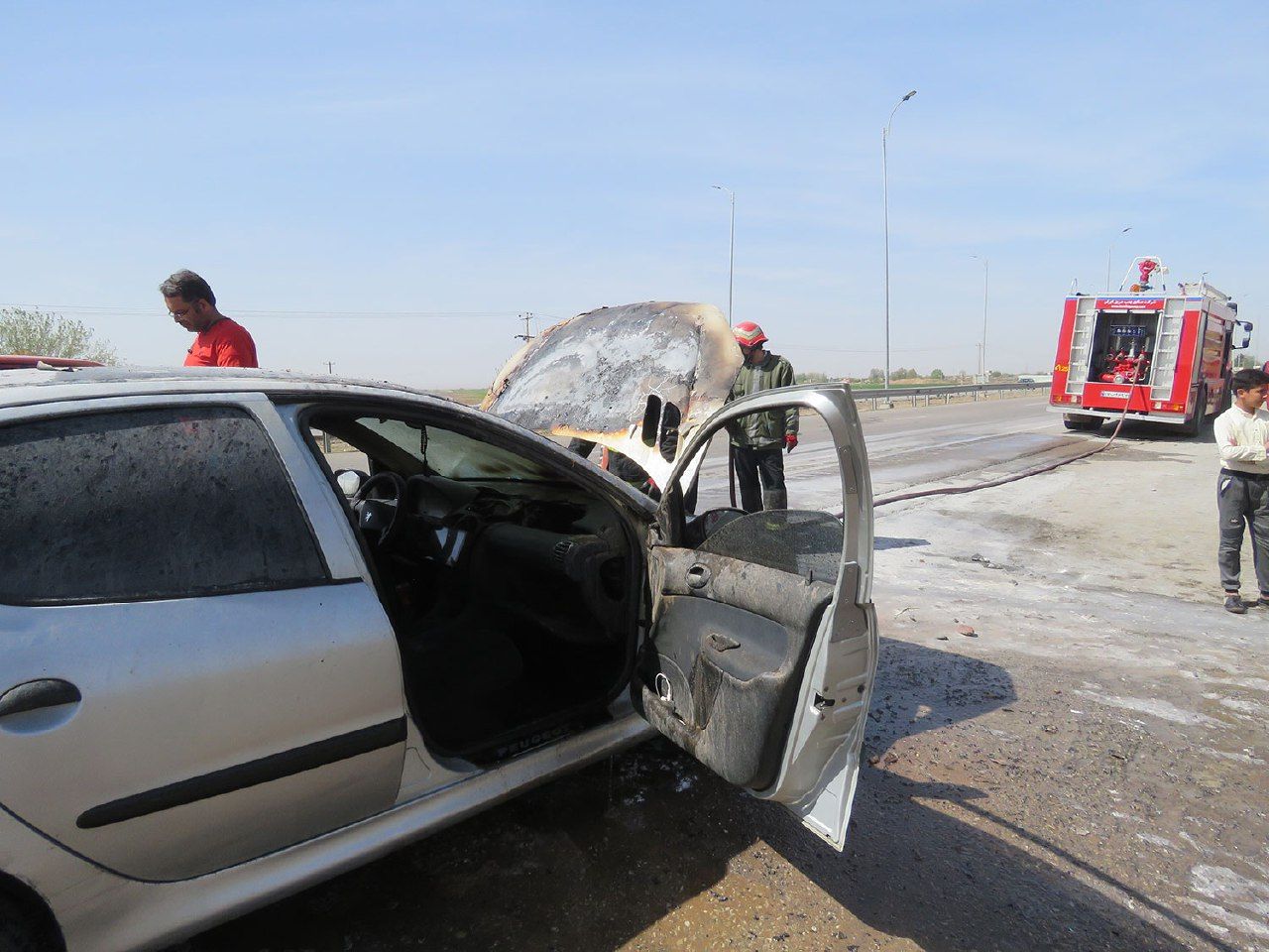 حریق در خودرو  206 براثر نشت بنزین در نیشابور