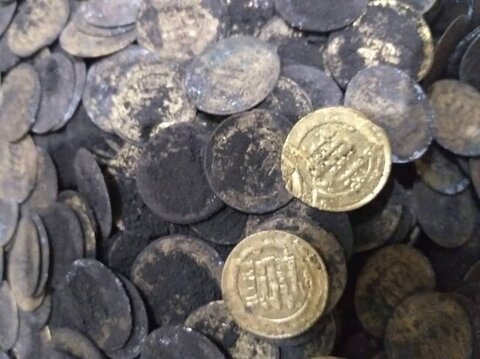کشف ۲۵۰ سکه تقلبی الیمایی در بویین میاندشت