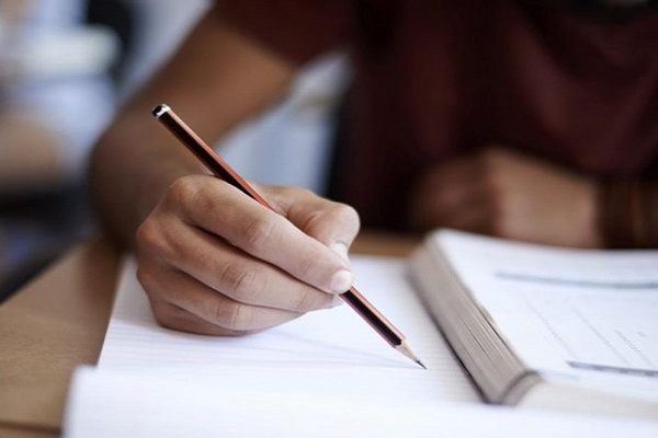 توزیع دفترچه سوال‌های پرتکرار امتحانی میان دانش آموزان رامشیر