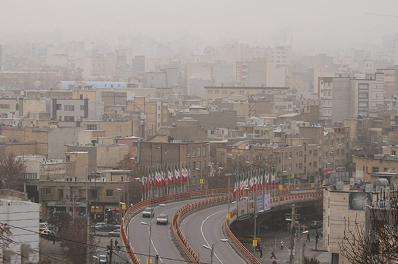 آسمان فارس غبارآلود همراه با وزش باد