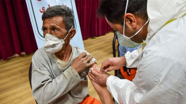 تزریق واکسن کرونا برای گروه پر خطر پاکبانان زنجانی