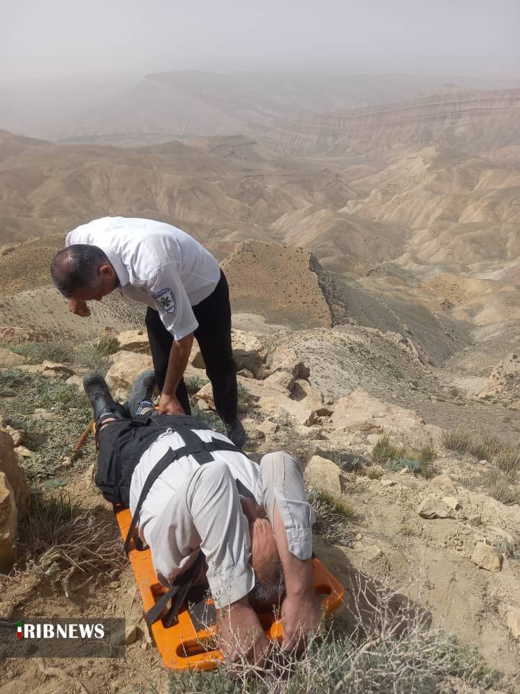 نجات مردی ۵۰ ساله در کوه‌های اطراف تفرش توسط اورژانس هوایی