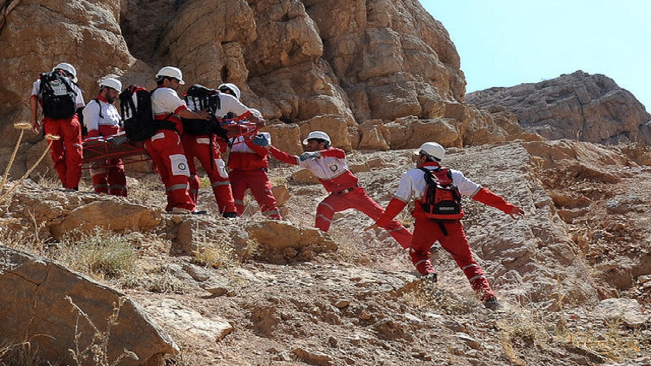 امداد رسانی به کوهنورد کرمانشاهی حادثه دیده در ارتفاعات منطقه چنار