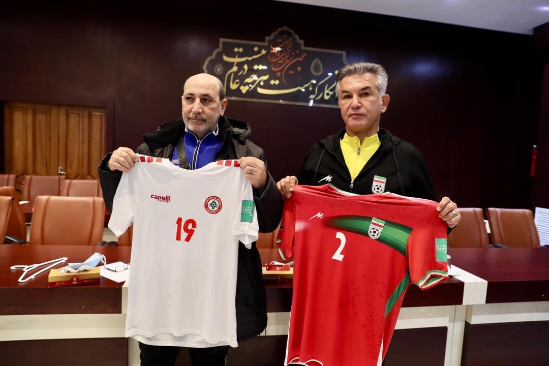 تیم فوتبال ایران با لباس قرمز برابر لبنان بازی می‌کند