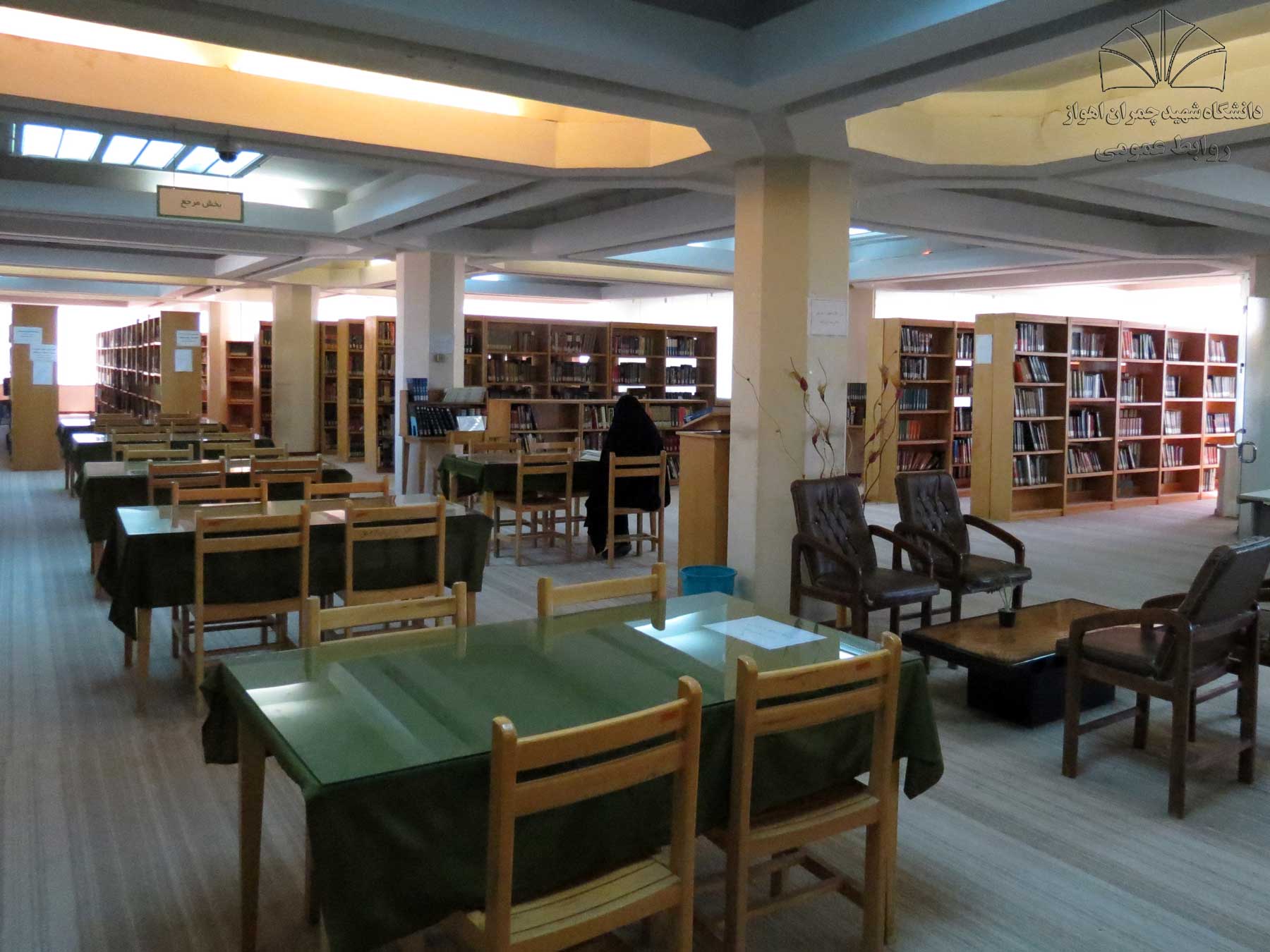 اهدای کتاب به کتابخانه دانشگاه شهید چمران اهواز
