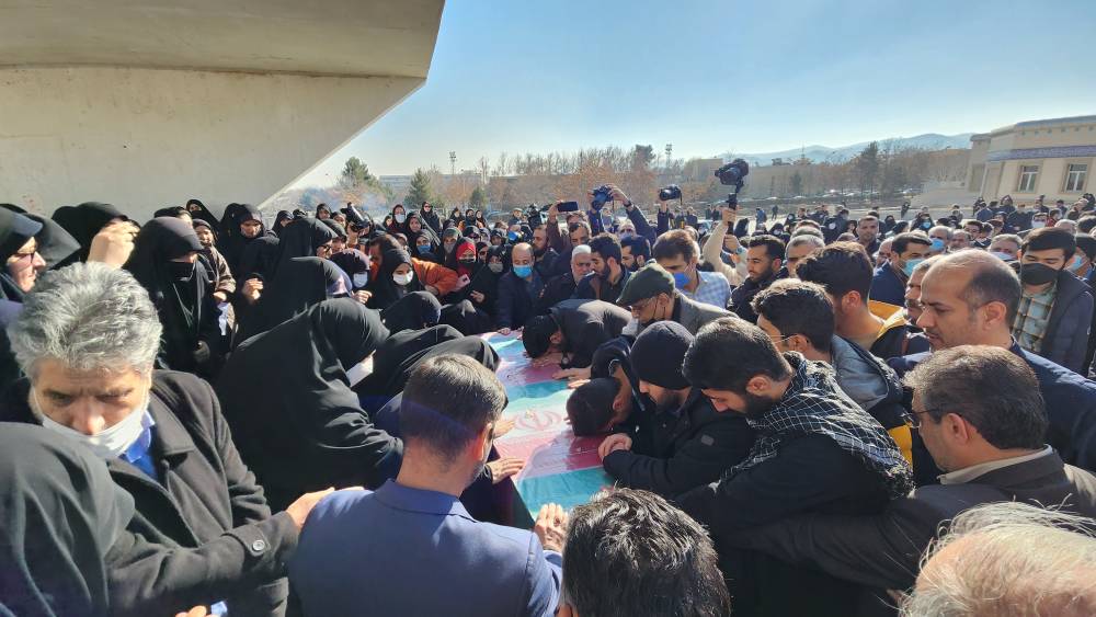 تشییع و تدفین پیکر یک شهید گمنام در دانشگاه علوم پزشکی مشهد