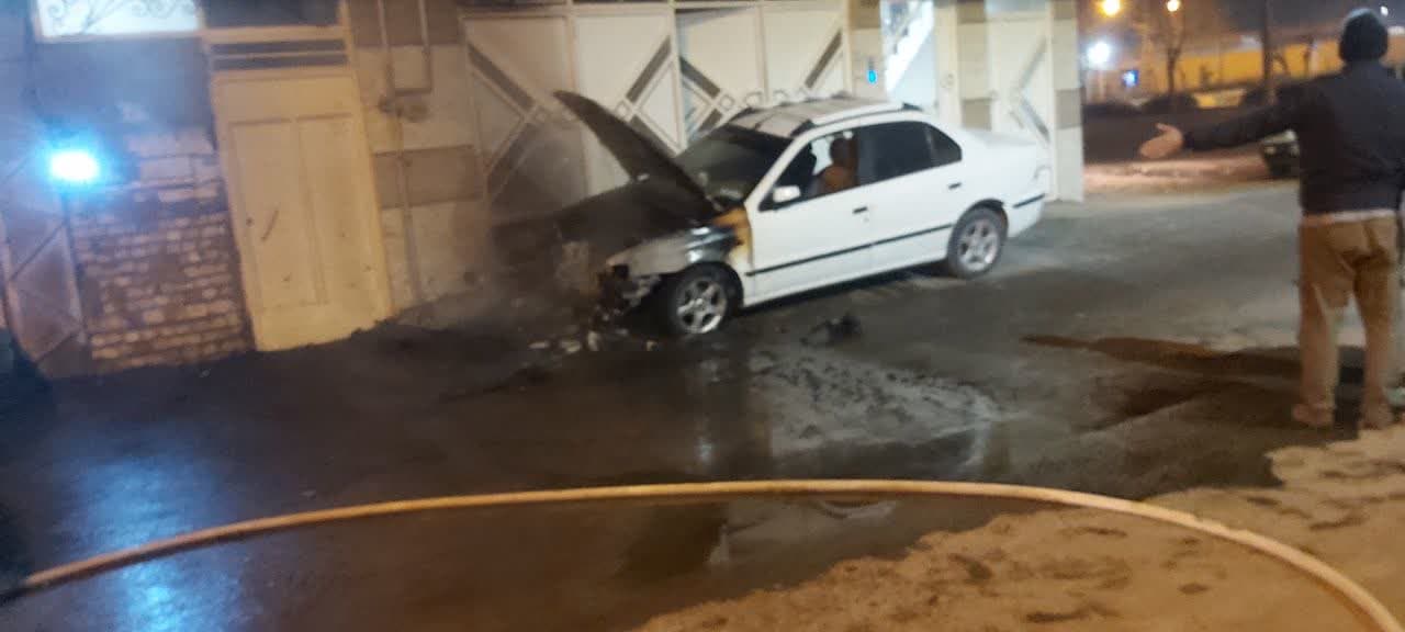 مهار آتش سوزی دو خودروی سواری سمند و پراید در دولت آباد برخوار