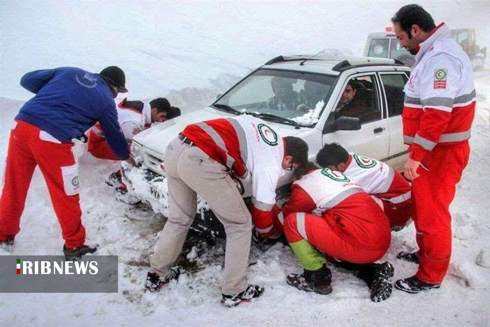 امدادرسانی نجاتگران هلال احمر اندیکا به ۳۵ نفر گرفتار در برف