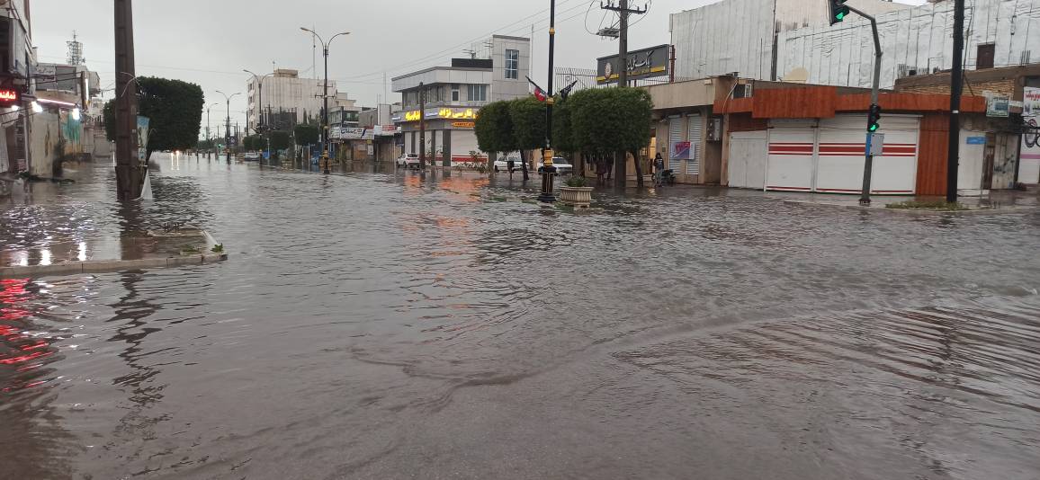 آبگرفتگی معابر در گناوه؛ جاده دیلم-بهبهان باز شد