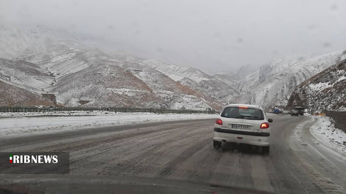 تردد روان در آزادراه تهران-شمال و بارش برف و باران در برخی محور‌ها