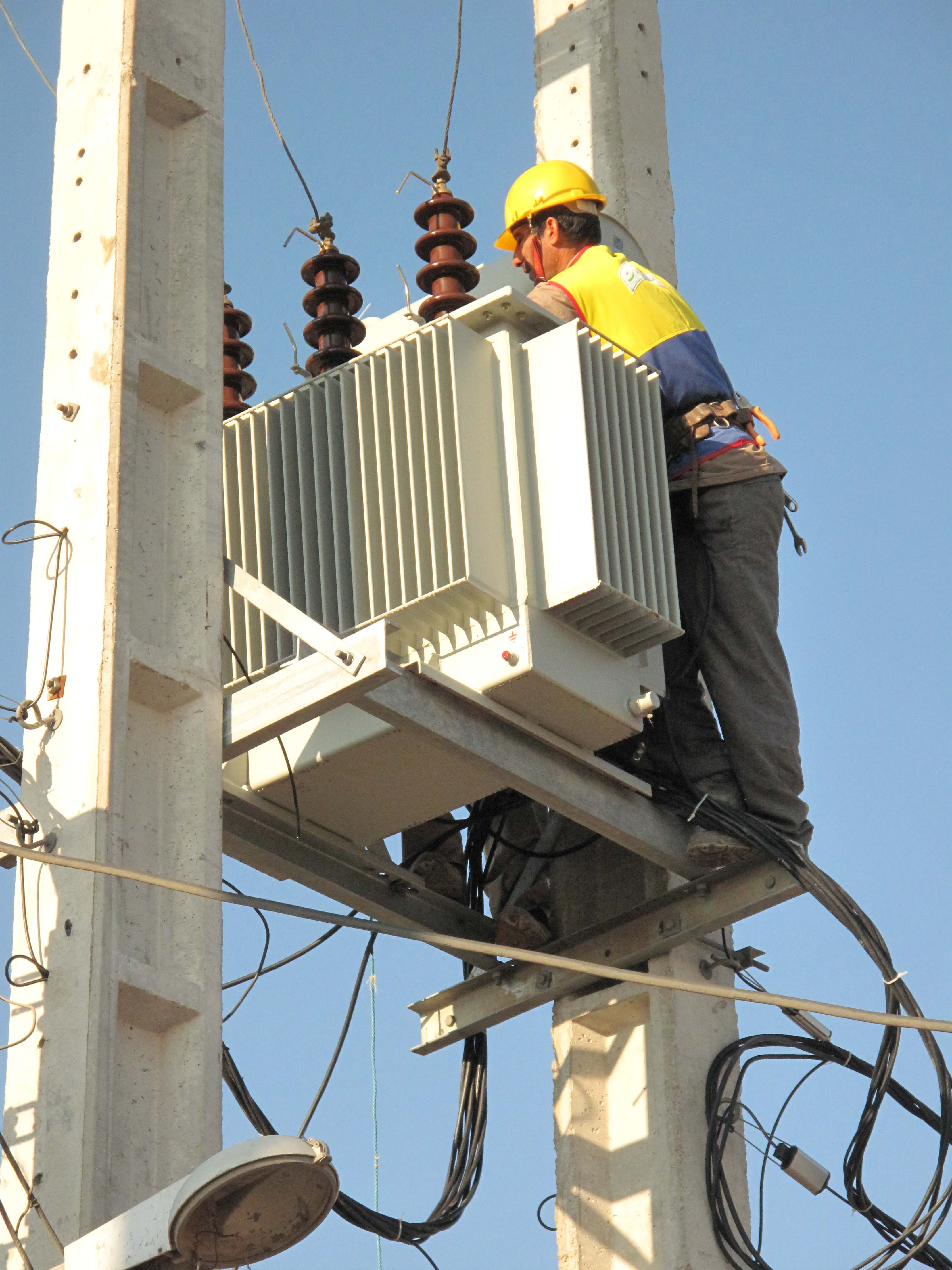 نصب ۱۱ دستگاه ترانس هوایی در شبکه برق مهاباد