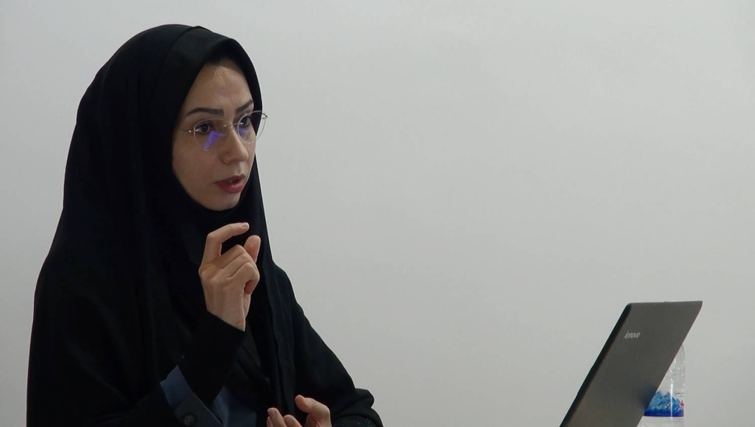 دفاع از پایان نامه همسر شهید در دانشگاه آزاد شهرکرد