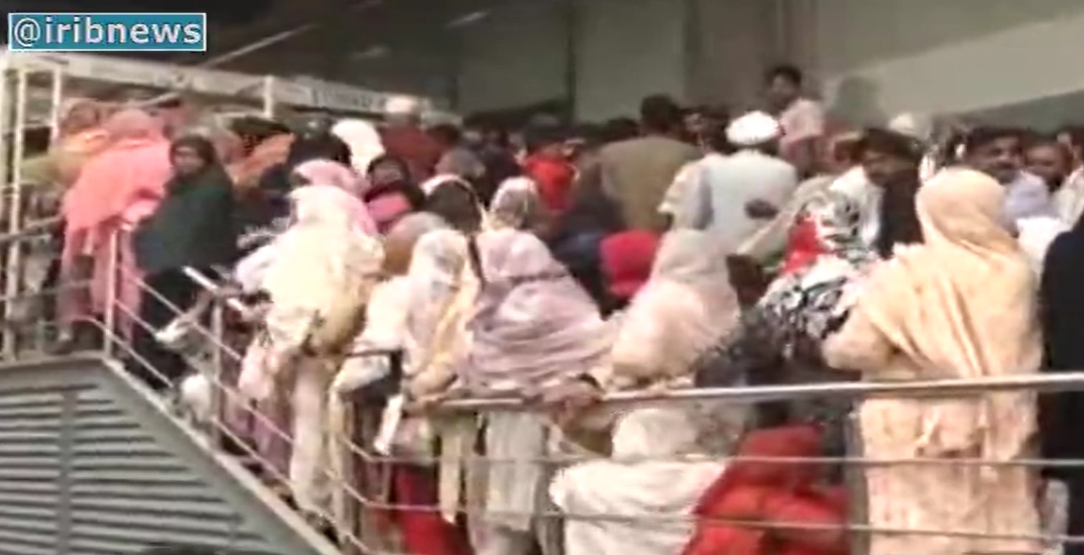 اعتراض حجاج پاکستانی به مسئولان فرودگاه اسلام آباد