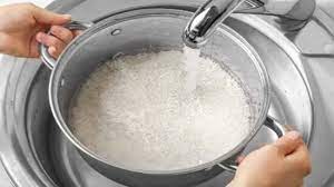 قابلمه برنج زیر شیر آب
