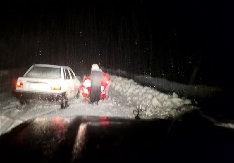 امدادرسانی به سرنشینان ۱۸ خودروی گرفتار برف شده در اندیکا